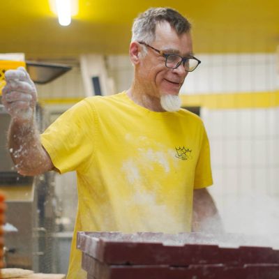 Vegan bei Dinkelking - unsere Bäcker bei der Arbeit