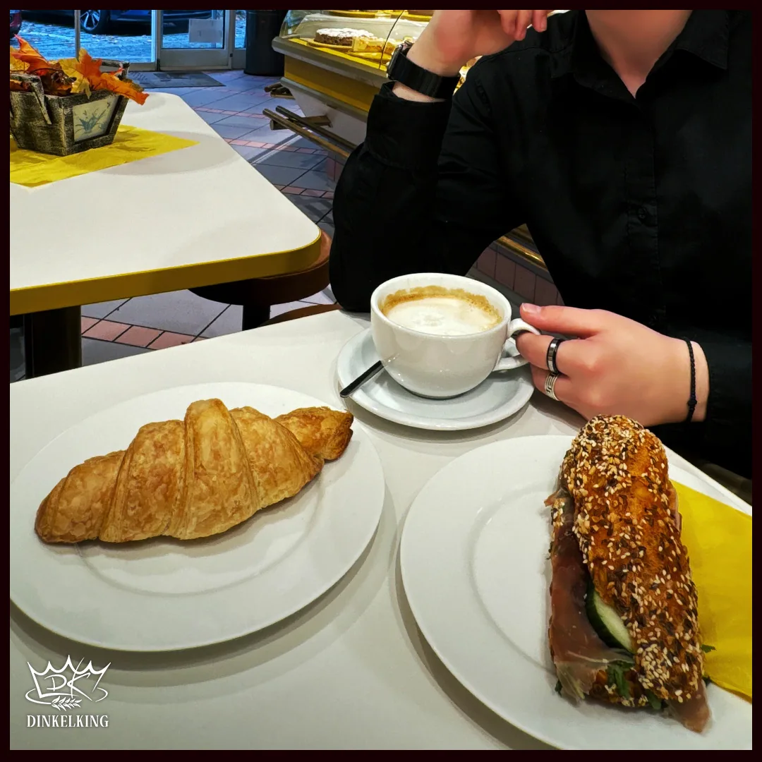 Dinkel-Frühstück mit Croissant, Cappuccino und belegter Körnersemmel bei Dinkelking