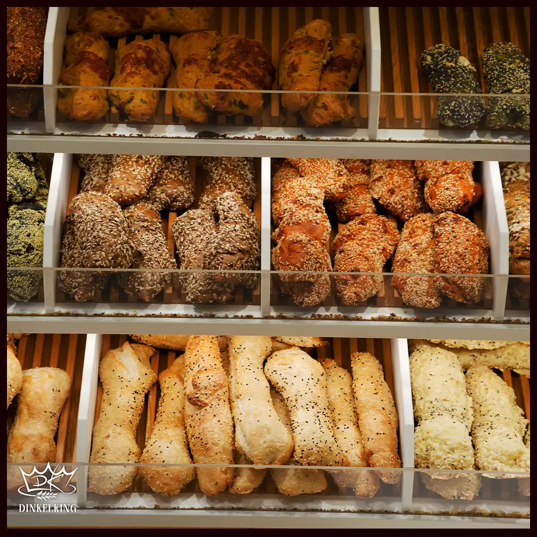 Frische Dinkel-Seelen und Körnersemmeln in der Auslage der Dinkelbäckerei