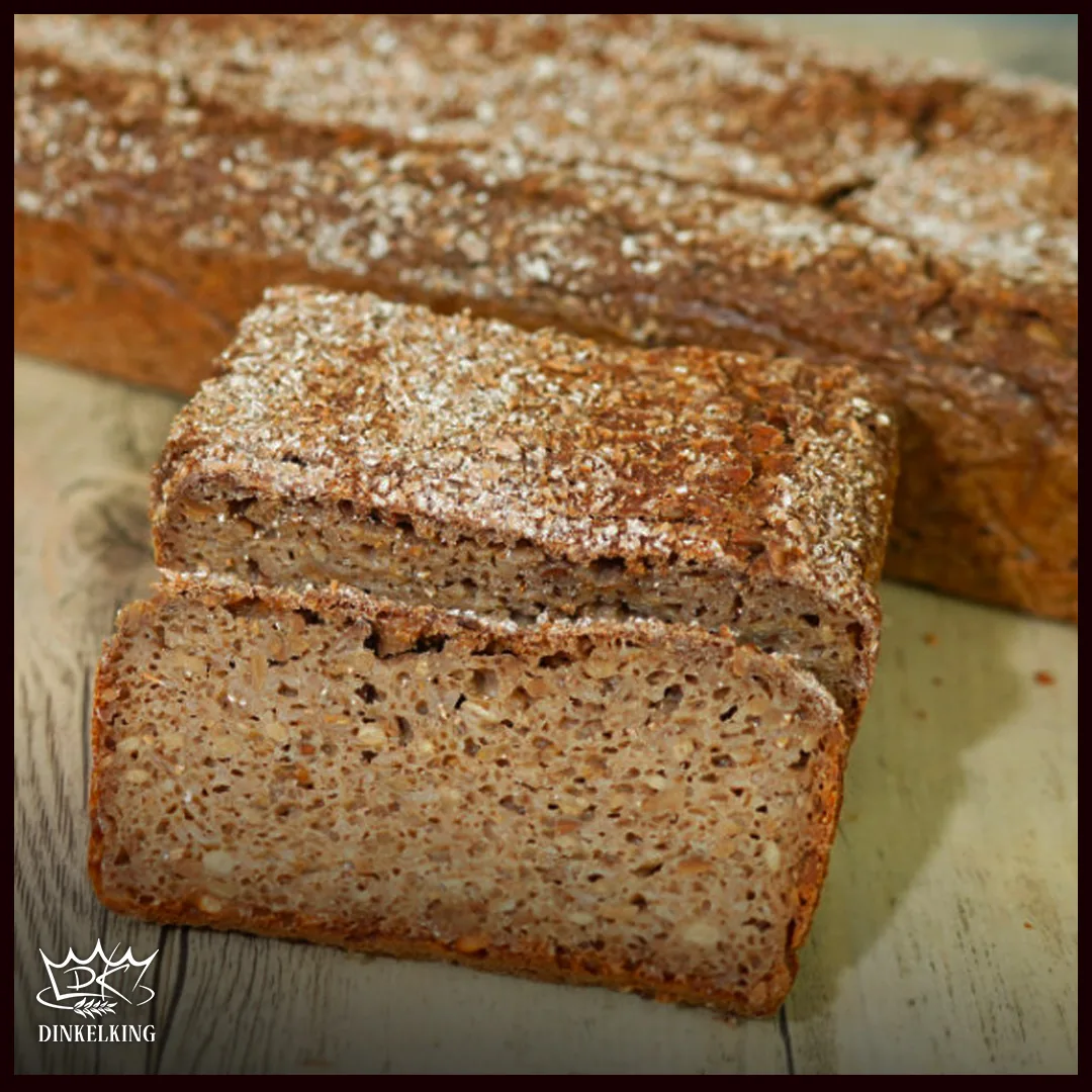 Angeschnittenes Dinkel-Vollkornbrot auf einem Holzbrett